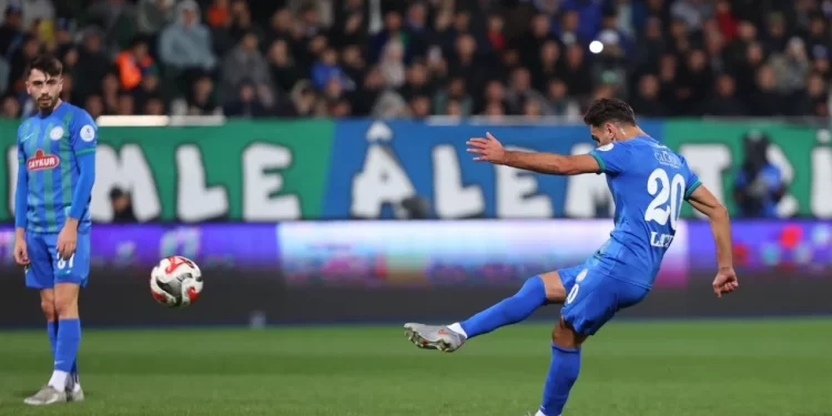 VIDEO/  Laçi “rrëmben skenën”, eurogol dhe karton i kuq ndaj Fenerbahces