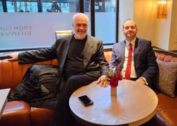 Nuk u zgjodh dot deputet i PS-së, mjeku shqiptar në Angli i bashkohet partisë kundër emigrantëve