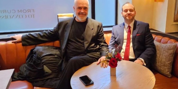 Nuk u zgjodh dot deputet i PS-së, mjeku shqiptar në Angli i bashkohet partisë kundër emigrantëve