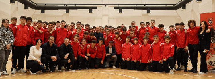 Trajneri Silvinjo viziton “Elite Youth Development Academy” dhe ndan përvojën e tij me të rinjtë