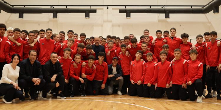 Trajneri Silvinjo viziton “Elite Youth Development Academy” dhe ndan përvojën e tij me të rinjtë