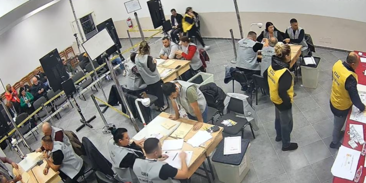 Hapen 22 kutitë e para në Berat, kryeson kandidati i PS me 2339 vota