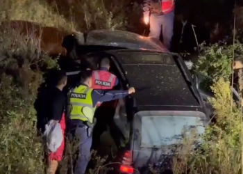 Aksident i rëndë në Vlorë, “Benz”-i del nga rruga dhe përfundon në kanal, 5 të plagosur