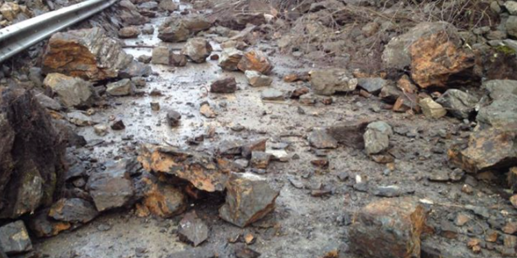 Bashkia Libohovë: Bllokohet rruga Suhë-Poliçan