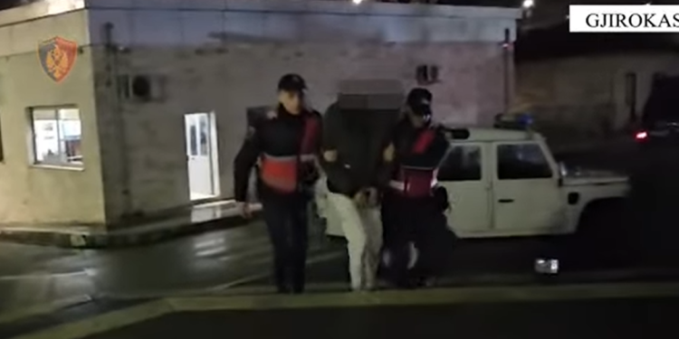 Shisnin drogë në Gjirokastër, 10 të arrestuar (VIDEO)