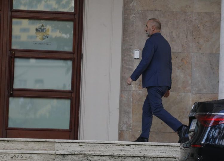 Ç’po ndodh në Kryeministri? Mbërrin në takim edhe Ulsi Manja
