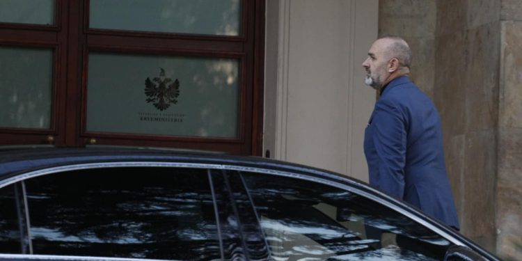 Ç’po ndodh në Kryeministri? Mbërrin në takim edhe Ulsi Manja