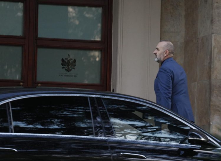 Ç’po ndodh në Kryeministri? Mbërrin në takim edhe Ulsi Manja