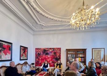 Fate Velaj hap dyert e ambasadës shqiptare për banorët e lagjes vjeneze (FOTO)