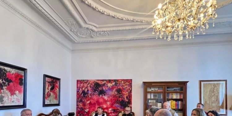 Fate Velaj hap dyert e ambasadës shqiptare për banorët e lagjes vjeneze (FOTO)