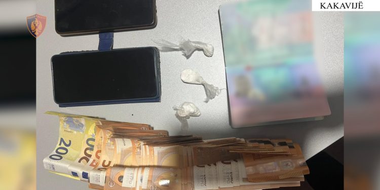 Dy të ndaluar/ Kapet drogë, fishekë dhe 3700 euro në Kakavijë