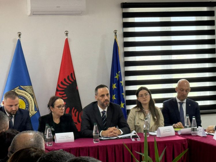 “Kushte të papranueshme trajtimi dhe sigurie”, Ministri i Drejtësisë flet për mbylljen e burgut të Bënçës: Punonjësit ngelen në sistem, garantohet transport falas (FOTO)