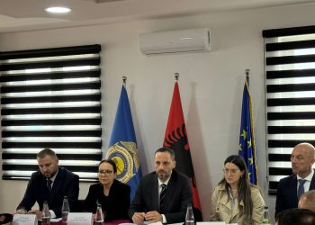 “Kushte të papranueshme trajtimi dhe sigurie”, Ministri i Drejtësisë flet për mbylljen e burgut të Bënçës: Punonjësit ngelen në sistem, garantohet transport falas (FOTO)