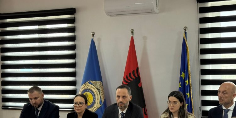 “Kushte të papranueshme trajtimi dhe sigurie”, Ministri i Drejtësisë flet për mbylljen e burgut të Bënçës: Punonjësit ngelen në sistem, garantohet transport falas (FOTO)