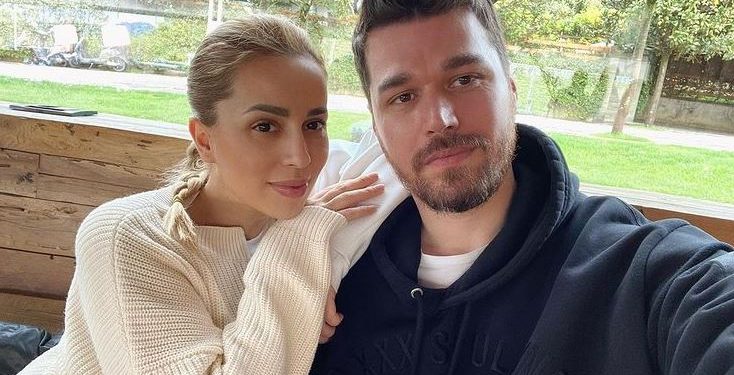 18 vjet dashuri! Alban Skenderaj dhe Miriam Cani rikthehen pas në kohë me një foto të rrallë