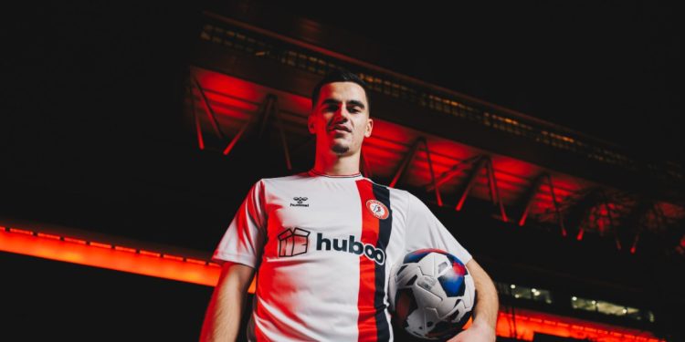 Anis Mehmeti “tërbon” Anglinë, “dhelprat” futen në garë për sulmuesin kuqezi