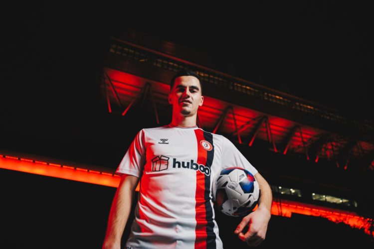 Anis Mehmeti “tërbon” Anglinë, “dhelprat” futen në garë për sulmuesin kuqezi