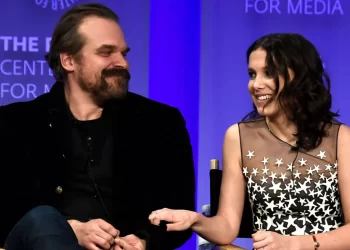 David Harbour reagon pasi Millie Bobby Brown e akuzoi për ngacmim: Nuk ishte qëllimi im