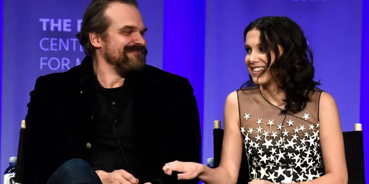 David Harbour reagon pasi Millie Bobby Brown e akuzoi për ngacmim: Nuk ishte qëllimi im