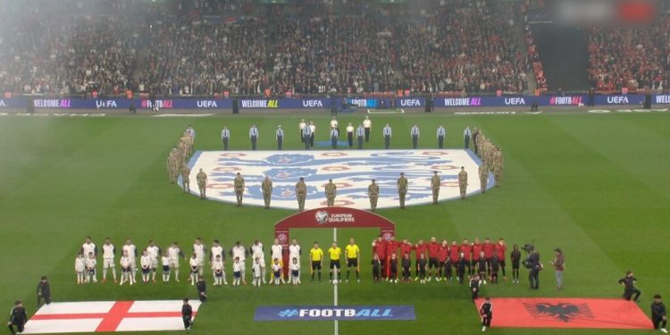 Shqipëria sfidon Anglinë, kompanitë e basteve “vendosin në peshore” skuadrat