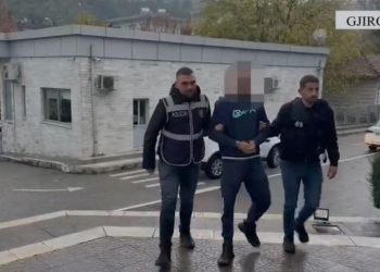 3 në pranga, 2 në kërkim në Gjirokastër/ Përgjimet zbulojnë armë dhe drogë në një banesë