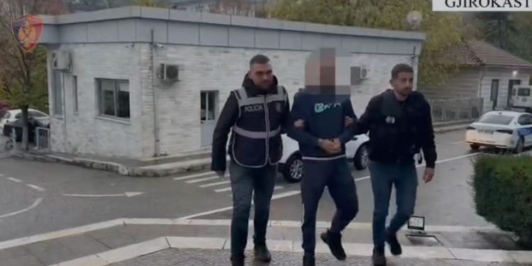 3 në pranga, 2 në kërkim në Gjirokastër/ Përgjimet zbulojnë armë dhe drogë në një banesë