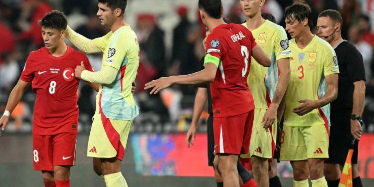 Po luanin ndeshjen vendimtare në kualifikueset e Botërorit, trajnerit dhe lojtarëve iu grabiten sendet luksoze në dhomat e zhveshjes