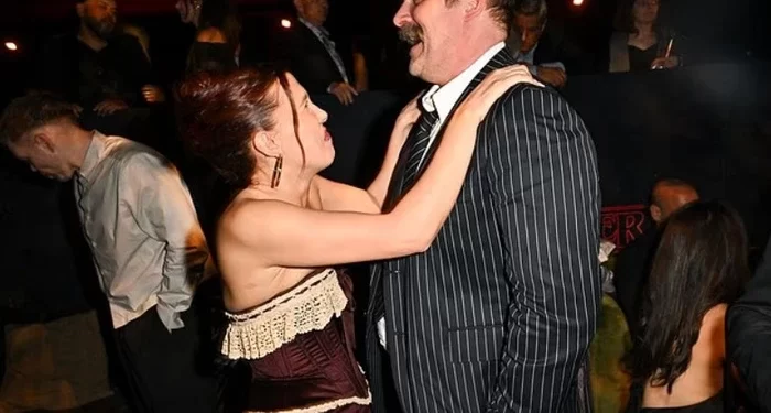 Tensionet e padisë nuk ndalojnë shfaqjen e David Harbour dhe Millie Bobby Brown së bashku në tapetin e kuq!