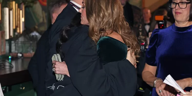 Dy gra, një betejë: Përqafimi i Kate Middleton dhe Jessie J frymëzon publikun