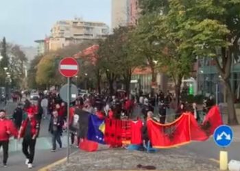 VIDEO/ Shqipëria feston kualifikimin në Play Off, tifozët gati të mbështesin kuqezinjtë ndaj Anglisë