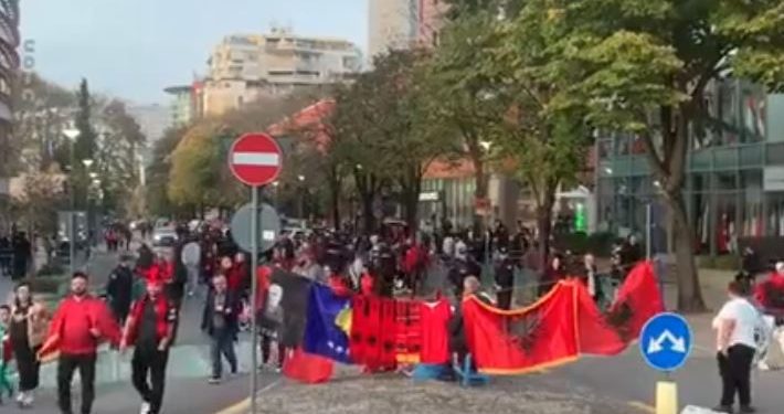 VIDEO/ Shqipëria feston kualifikimin në Play Off, tifozët gati të mbështesin kuqezinjtë ndaj Anglisë