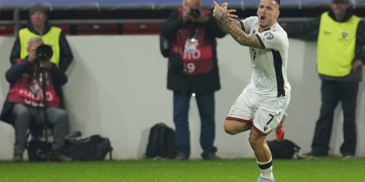 I tërboi Rey Manaj, FIFA dënon Serbinë, gjobë dhe mbyllje stadiumi