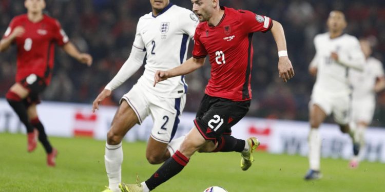 LIVE Shqipëri-Angli/ Kane gjen golin e dytë, “heshtje” në “Air Albania” (VIDEO)