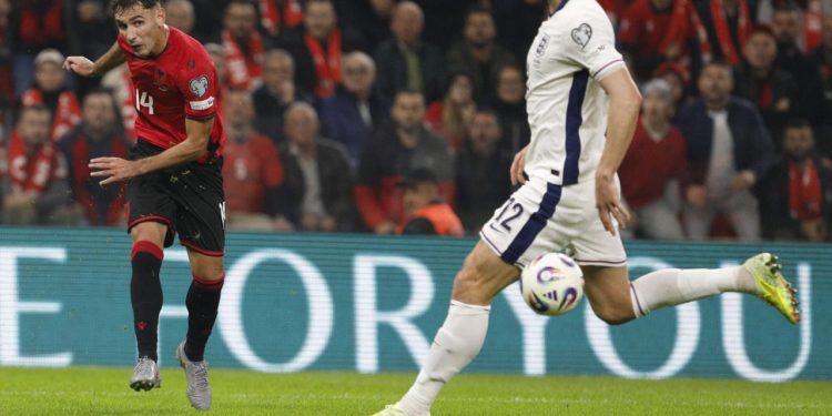 LIVE Shqipëri-Angli/ Goditje nga brenda zonës, Bajrami “ngacmon” portën kundërshtare (VIDEO)