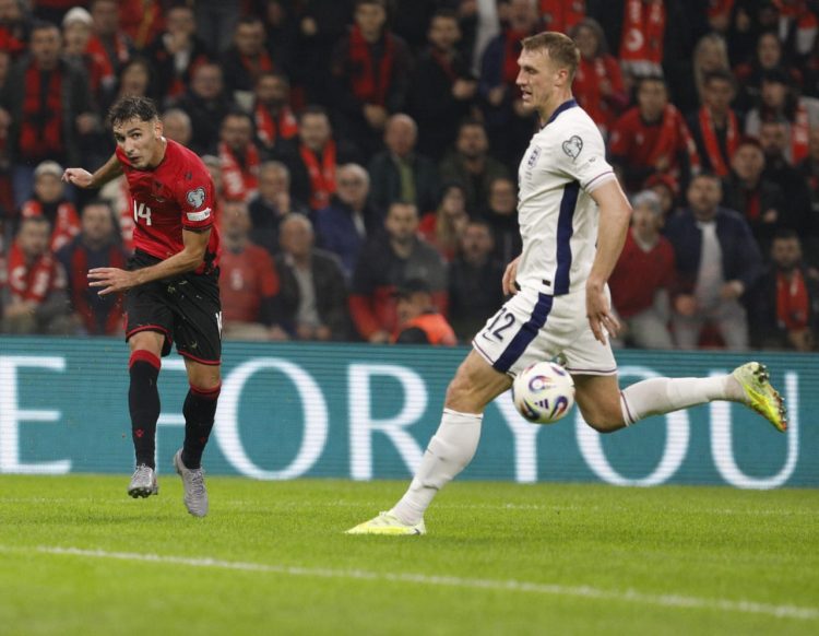 LIVE Shqipëri-Angli/ Goditje nga brenda zonës, Bajrami “ngacmon” portën kundërshtare (VIDEO)