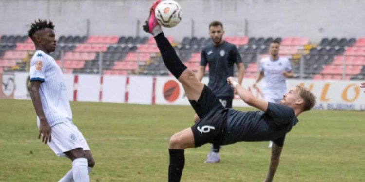 Rikthehet Superiorja, duele interesante në program