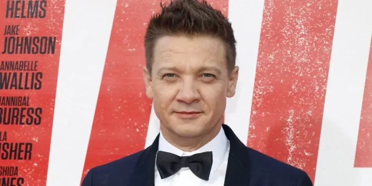 “Do të thërras Imigracionin”/ Regjisorja kineze pretendon se Jeremy Renner e shantazhoi