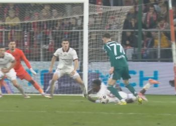 VIDEO/ U fut nga stoli, sulmuesi shqiptar e bën “sefte” me Legian dhe i heq fitoren nga “duart” Shehut & CO