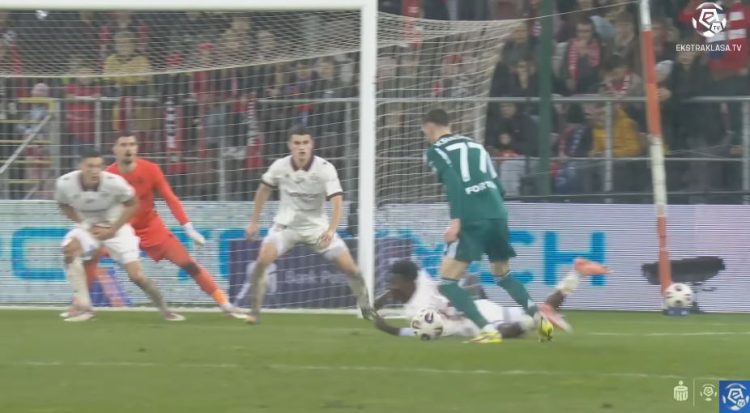 VIDEO/ U fut nga stoli, sulmuesi shqiptar e bën “sefte” me Legian dhe i heq fitoren nga “duart” Shehut & CO