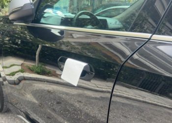 Peceta në dorezën e makinës, truku i ri i hajdutëve, ja strategjia që përdorin