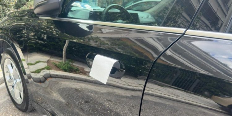 Peceta në dorezën e makinës, truku i ri i hajdutëve, ja strategjia që përdorin