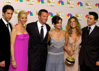 Kolegët e serialit “Friends” marrin vendim emocional për Matthew Perry