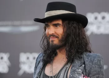 Pasuria e Russell Brand: Sa i pasur është komediani i akuzuar për përdhunim dhe sulm seksual?