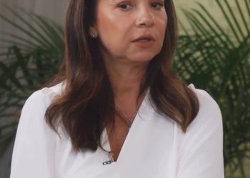 Rudina Xhunga hap zemrën për betejën e nënës me demencën: ‘Më pyeti si jam pas 13 vitesh!’