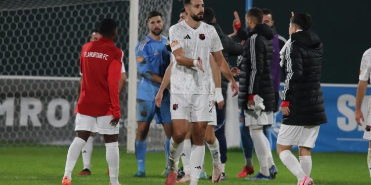 “Ngjarje e paprecedentë në stërvitje”, Flamurtari i tregon derën mesfushorit