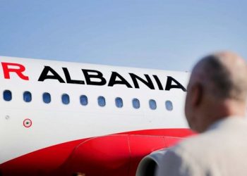 Air Albania mbetet në tokë, por vazhdon të shesë bileta