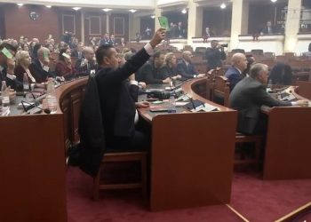 Kaos në Kuvend, mazhoranca voton rendin e ditës mes flakadanëve