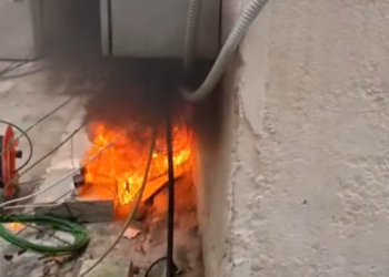 Zjarr brenda dhe jashtë Parlamentit/ Merr flakë fibra e transmetimit të Kuvendit