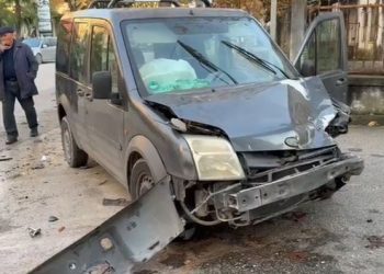 Aksident/ Makina përplas fugonin e parkuar, një i plagosur