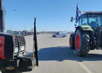 Fermerët grekë vijojnë protestën, përplasje me policinë